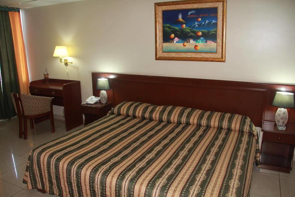 Hotel La Torre Гуаякуил Екстериор снимка